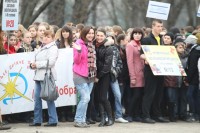 Более двух тысяч школьников и студентов сегодня убирали Приднепровский парк