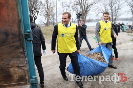 Мастер-класс от Олега Бабаева: как нужно пользоваться граблями и убирать парк
