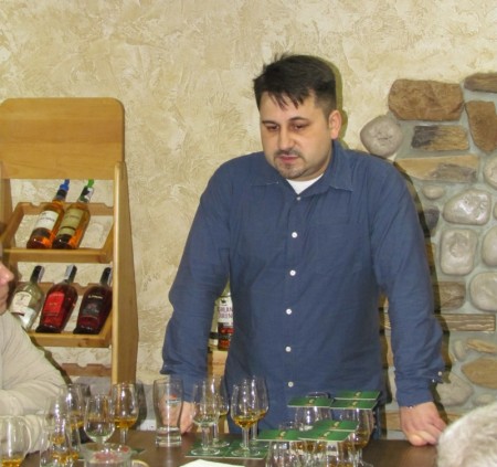 В магазине "Бордо" угощали виски и ромом