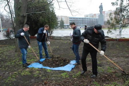 В Кременчуге работники горисполкома во главе с мэром устроили субботник