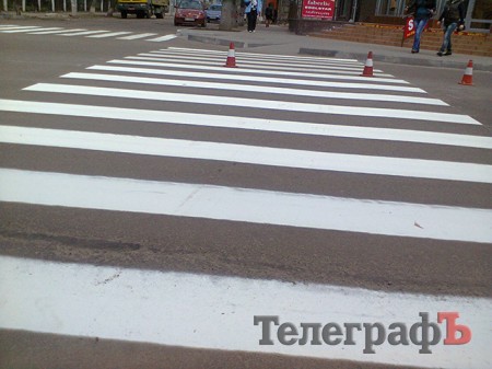 В Кременчуге начали наносить пробную дорожную разметку