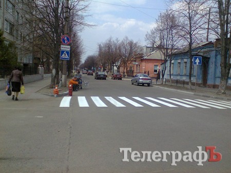 В Кременчуге начали наносить пробную дорожную разметку