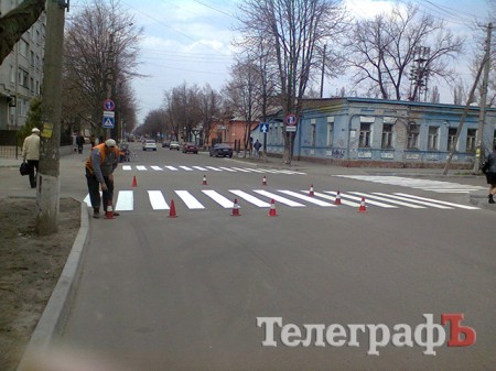 В Кременчуге начали наносить пробную дорожную разметку