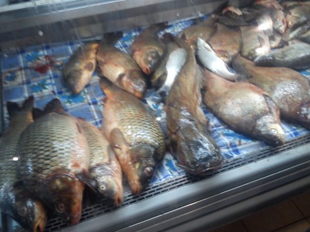 На кременчугских рынках изъяли 200 кг «левой» рыбы