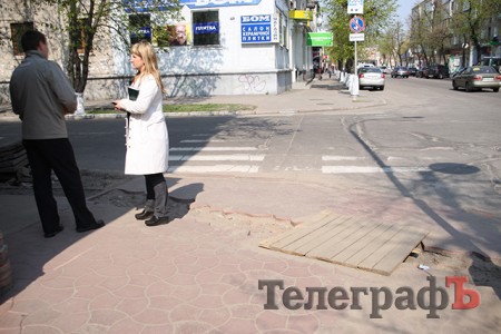 Слепой кременчужанин упал в разрытую яму в центре города