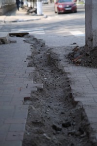 Слепой кременчужанин упал в разрытую яму в центре города