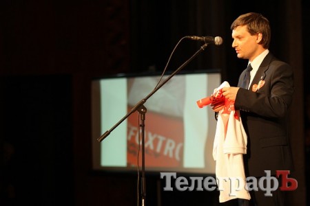 Юрий Шаповалов купил хоккейную форму, а Руслан Шаповалов – форму автогонщика