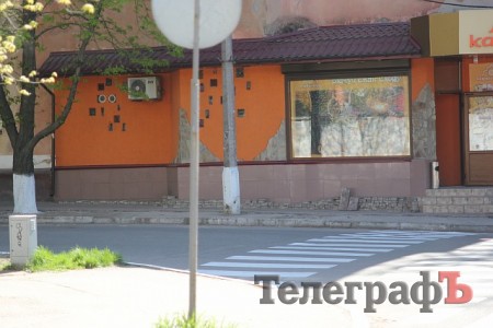 На ул. Горького в Кременчуге зарыли ямы - слепым теперь ходить безопаснее