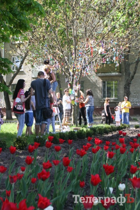 В Кременчуге «выросло» Пасхальное дерево, украшенное писанками