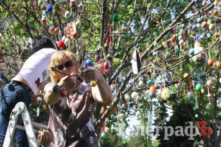 В Кременчуге «выросло» Пасхальное дерево, украшенное писанками