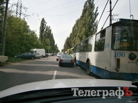В Кременчуге возле кладбищ наблюдаются большие автозаторы