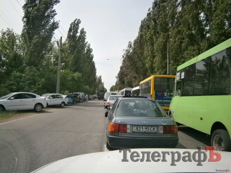 В Кременчуге возле кладбищ наблюдаются большие автозаторы