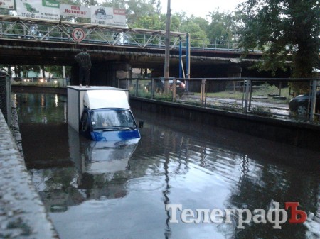 Во время ливня в Кременчуге под мостом "затонула" ГАЗель