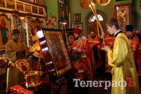 В Кременчуг привезли чудотворную икону и ковчег с частицей мощей великомученика и целителя Пантелеймона