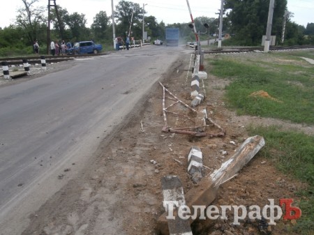 В Кременчугском районе на ж/д переезде фура врезалась в «ВАЗ»