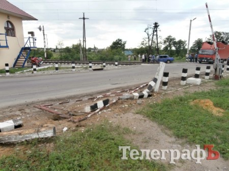 В Кременчугском районе на ж/д переезде фура врезалась в «ВАЗ»