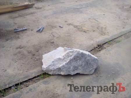 К жительнице Садков во двор прилетел 5-килограммовый камень из карьера