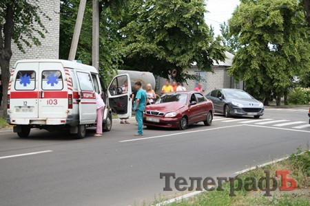 В Кременчуге ассенизаторная машина ударила Daewoo, перескочила полметровый блок и чуть не врезалась в жилой дом