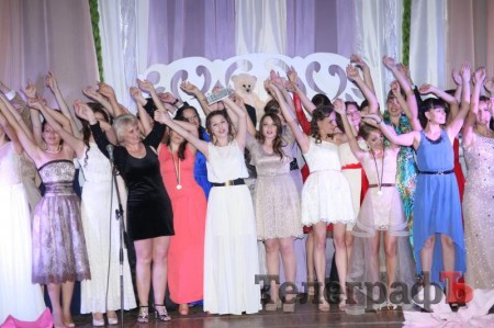 Праздник молодости и красоты: в Кременчуге прошли выпускные вечера