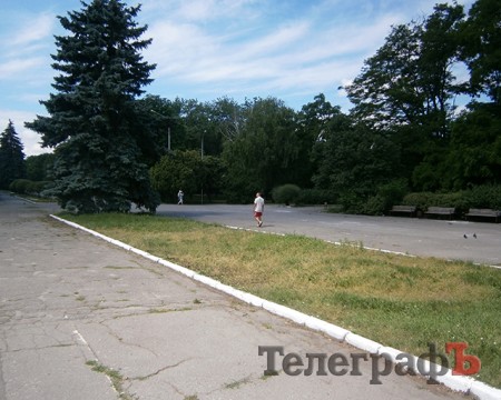 При входе на Центральную алею Приднепровского парка первая клумба не засажена цветами и заросла травой