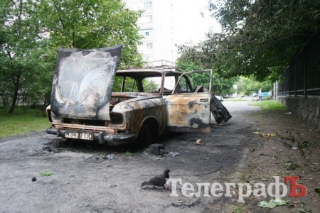 В Кременчуге загорелся, а потом взорвался "Москвич"