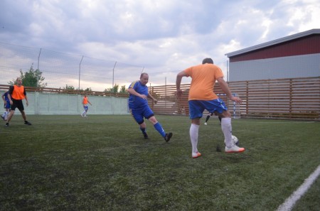 В летнем чемпионате по мини-футболу лидеры уходят в отрыв