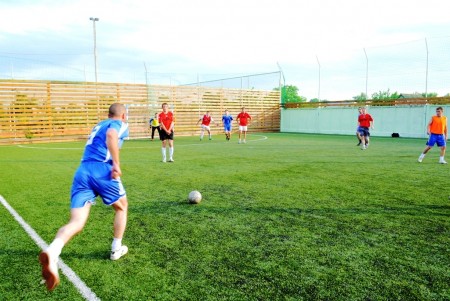 В летнем чемпионате по мини-футболу лидеры уходят в отрыв