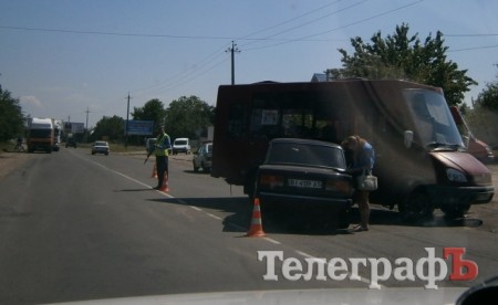 На въезде в Кременчуг столкнулась маршрутка и "Жигули"