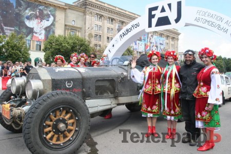 Раритетные авто проехались Полтавщиной из Пекина в Париж