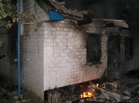 В Омельнике из-за неосторожности дедушка едва не сжег свой двор