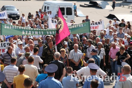 Кременчугскую райгосадминистрацию пикетируют сторонники и противники строительства Белановского ГОКа