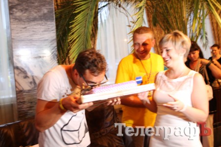 В Кременчуге изготовили фото-торт с лицами популярных украинских исполнителей