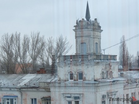 Кременчугские коммунальщики частично демонтируют лепку на 125-квартирном доме на ул. Ленина