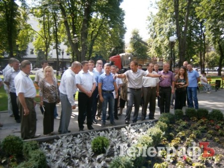 Мэр Кременчуга говорит, что милиция плохо следит за порядком в сквере «Октябрьский»