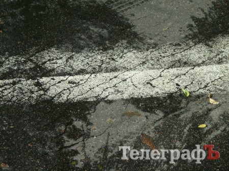 Как фуры уничтожают асфальт в центре Кременчуга