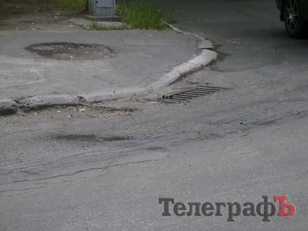 Как фуры уничтожают асфальт в центре Кременчуга