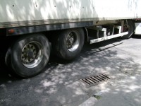 Как фуры уничтожают асфальт в центре Кременчуга