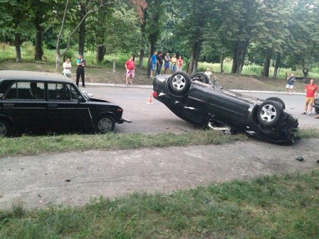 На Молодежном Hyundai въехал в дерево и перевернулся на соседний автомобиль