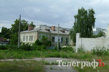 В Кременчуге депутаты хотят отдать в аренду землю с домом и жильцами