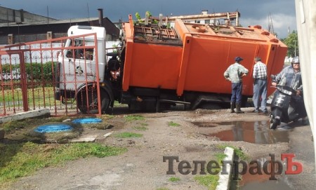 В Кременчуге мусоровоз провалился в яму и застрял