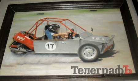 Открылась выставка работ кременчужанки, которая рисует винтажные тачки