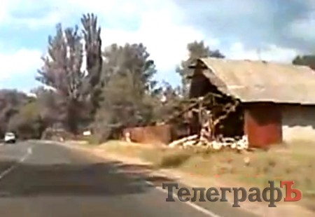 Под Кременчугом микроавтобус врезался в гараж