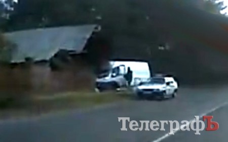 Под Кременчугом микроавтобус врезался в гараж