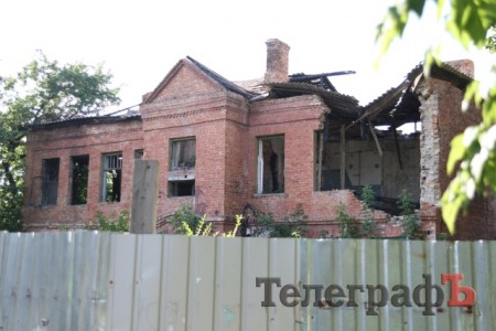 В Кременчуге уже давно развалившийся дом только сегодня признали аварийным