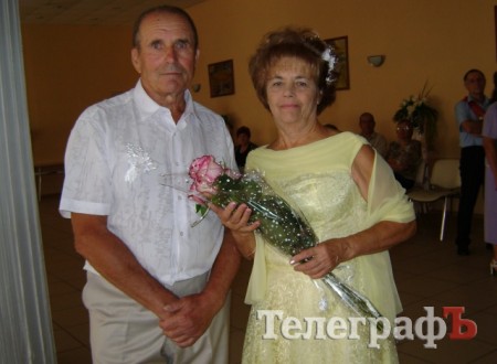 На своє золоте весілля кременчужанка одягла сукню, в якій виходила заміж 50 років тому На своє золоте весілля кременчужанка одягла сукню, в якій виходила заміж 50 років тому