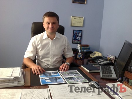 Начальник милиции Львова Сергей Зюбаненко на рабочем столе держит герб Кременчуга