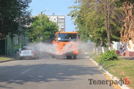 Кременчужане жалуются на полив дорог в 7 утра