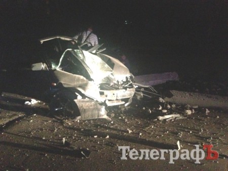 В Кременчуге «ВАЗ» слетел с дороги и снёс электроопору