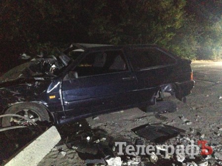 В Кременчуге «ВАЗ» слетел с дороги и снёс электроопору