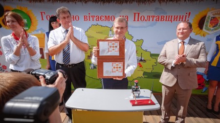 Укрпочта представила на Сорочинской ярмарке блок из пяти марок «Хлеб»